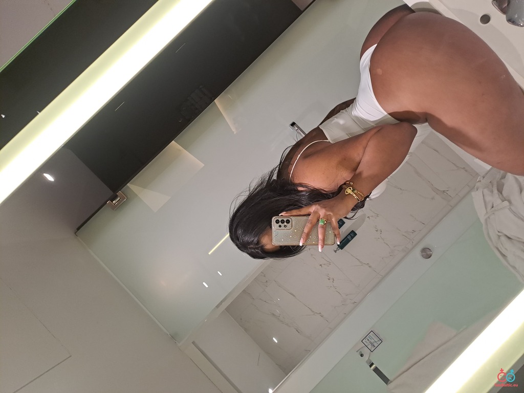 Naomi ()